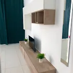Hills - 2 Bedroom With Ocean Views And Air-condition A
