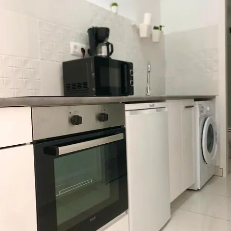 Apartment Hills - 2 Bedroom With Ocean Views And Air-condition A