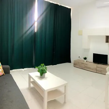 Apartment Hills - 2 Bedroom With Ocean Views And Air-condition A *
