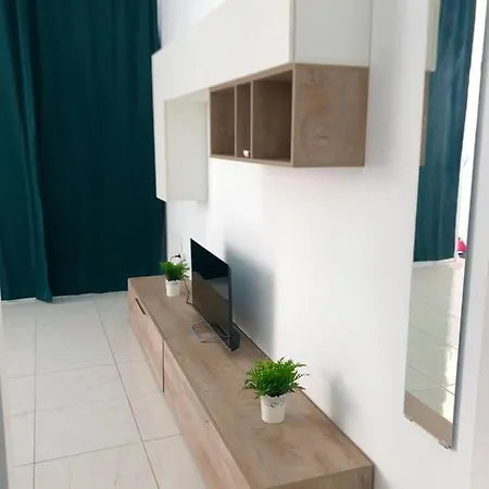 Hills - 2 Bedroom With Ocean Views And Air-condition A