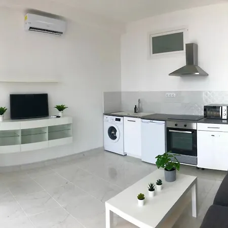 Hills - 2 Bedroom With Ocean Views And Air-condition A