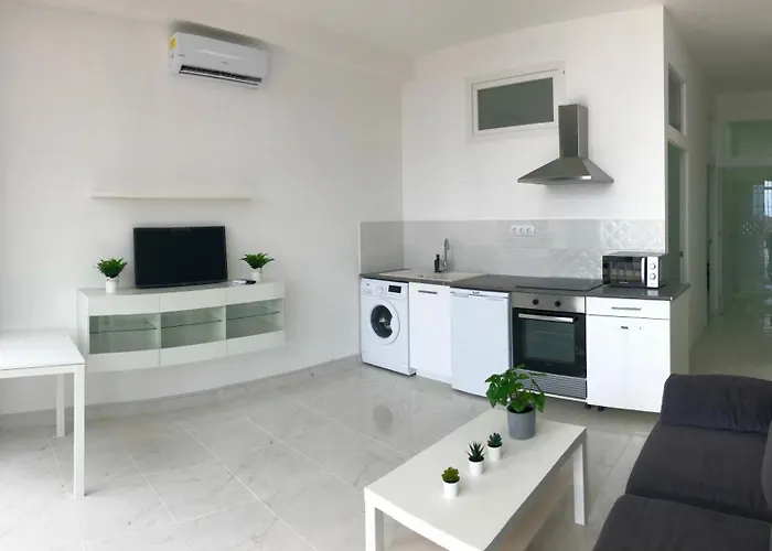 Hills - 2 Bedroom With Ocean Views And Air-condition A